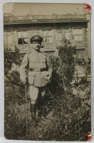 CONSTANTINOPOL , SUBOFITER IN UNIFORMA , IN CURTEA VILEI ILIADES , FOTOGRAFIE FORMAT CARTE POSTALA , 1919