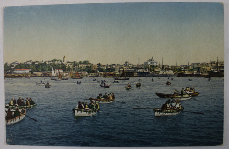 CONSTANTINOPOLE , TRAVERSAREA PORTULUI IN BARCI , CARTE POSTALA ILUSTRATA , INCEPUTUL SEC. XX