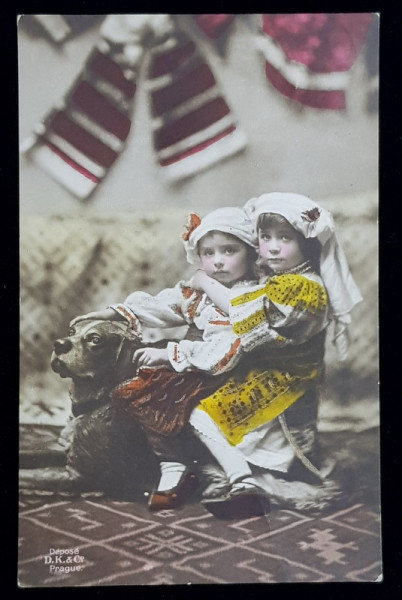 COPII IN COSTUME POPULARE ROMANESTI , POZAND PE UN CATEL , FOTOGRAFIE COLORIZATA TIP CARTE POSTALA , CIRCULATA , DATATA 1913