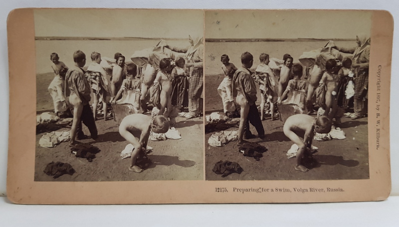 COPII PREGATINDU-SE DE INOT PE RAUL VOLGA , FOTOGRAFIE STEREOSCOPICA , 1897