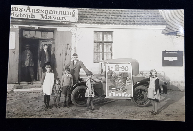 COPII SI ADULTI POZAND IN FATA UNUI MAGAZIN , LANGA O MASINA DE EPOCA CU RECLAMA LA INCALATAMINTEA  - BATA  - , BRESLAU, GERMANIA , FOTOGRAFIE TIP CARTE POSTALA , MONOCROMA, NECIRCULATA , PERIOADA INTERBELICA