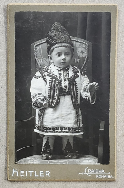 COPIL IN COSTUM POPULAR , POZAND IN STUDIO , FOTOGRAFIE C.D.V. , FOTOGRAF HEITLER , CRAIOVA , 1908
