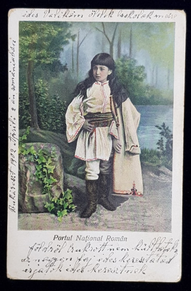 COPIL IN PORT NATIONAL ROMAN , POZAND IN DECOR DE STUDIO , CARTE POSTALA ILUSTRATA , CROMOLITOGRAFIE , CIRCULATA , CLASICA , DATATA 1904 , CU URME DE UZURA *