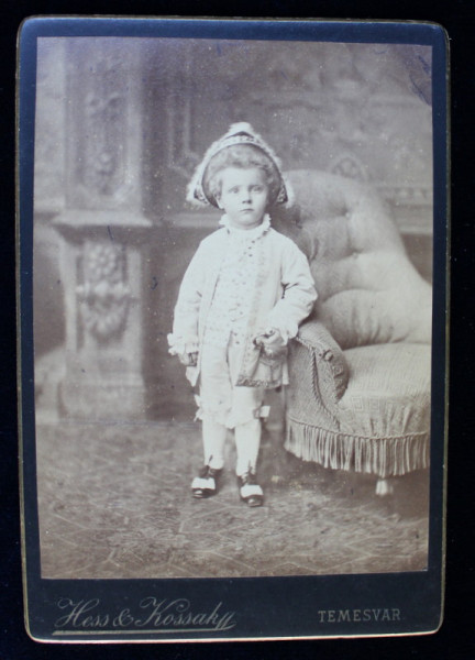 COPIL LANGA FOTOLIU , POZAND IN STUDIO , FOTOGRAFIE TIP CABINET , LIPITA PE CARTON, PE HARTIE LUCIOASA , CCA. 1900
