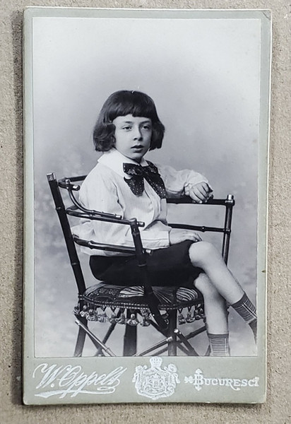 COPIL  PE SCAUN , IN STUDIO , FOTOGRAFIE C.D.V. , FOTOGRAF W. OPPELT , BUCURESTI ,  SFARSITUL SEC. XIX