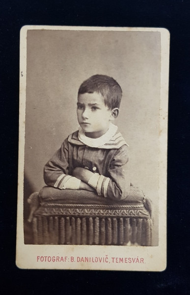 COPIL POZAND IN STUDIO , FOTOGRAFIE TIP C.D.V. , MONOCROMA , LIPITA PE CARTON , CCA . 1900
