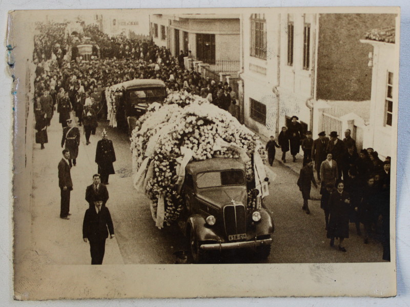 CORTEGIU FUNEBRU PE STRAZILE CONSTANTEI , PROBABIL IN URMA UNUI ACCIDENT NAVAL , FOTOGRAFIE DE IOSIF BERMAN , MONOCROMA, PE HARTIE LUCIOASA , PERIOADA INTERBELICA