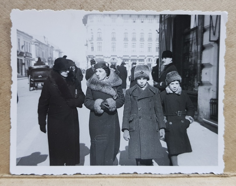 CRAIOVA , DOUA DOAMNE CU COPIII PE STRADA , FOTOGRAFIE E. KRAUSS , CRAIOVA , MONOCROMA, PE HARTEI LUCIOASA , PERIOADA INTERBELICA