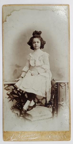 CRAIOVA , FOTOGRAF ALBERT KRAUSS , TANARA IN STUDIO , FOTOGRAFIE CABINET , SFARSITUL SEC . XIX