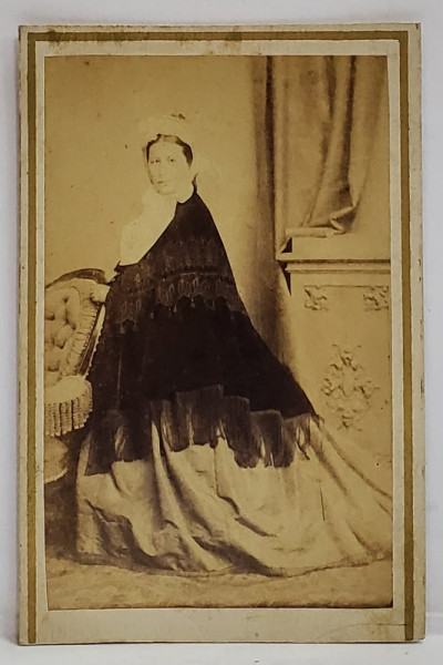 CRAIOVA , FOTOGRAF JUL . UDVARDY , DOAMNA IN STUDIO , FOTOGRAFIE C.D.V. , A  DOUA JUMATATE A SEC. XIX