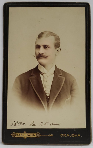 CRAIOVA , FOTOGRAF KARL HAHN , TANAR CU MUSTATA IN FURCULITA , FOTOGRAFIE FORMAT C.D.V. , 1890