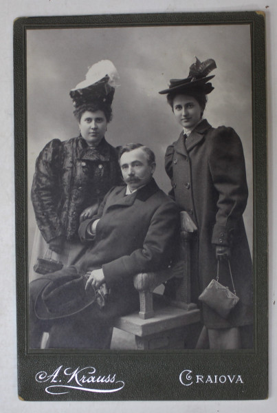 CRAIOVA , PICTORUL FRANCISC  TRIBALSKI ( 1863 - 1934 )  CU SOTIA SI FIICA LUI , FOTO A. KRAUSS , TIP CABINET , CCA. 1900