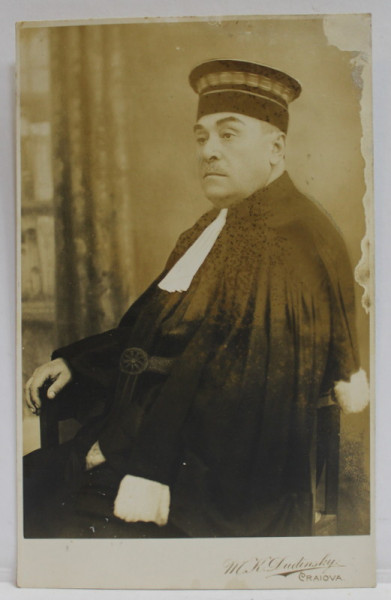CRAIOVA , STUDIO FOTO M.K. DUDINSKY , AVOCAT CU ROBA IN STUDIO  , FOTOGRAFIE TIP CARTE POSTALA , INTERBELICA