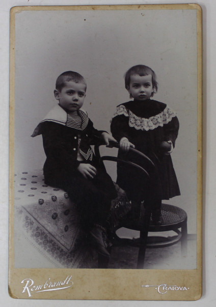 CRAIOVA , STUDIO FOTO. REMBRANDT , DOI COPII IN STUDIO , FOTOGRAFIE CABINET , INCEPUTUL SEC. XX