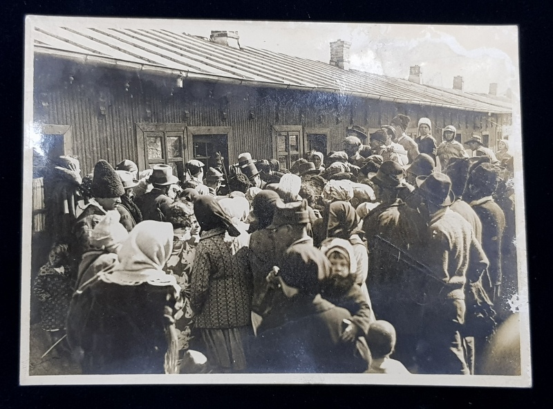 CRIMA DIN COMUNA LUPEASCA , MULTIMEA ADUNATA IN FATA CASEI UNDE S-A COMIS CRIMA , FOTOGRAFIE DE IOSIF BERMAN , PENTRU ZIARUL 'DIMINEATA ", MONOCROMA, DATATA 22 MARTIE 1934, PREZINTA URME DE UZURA *