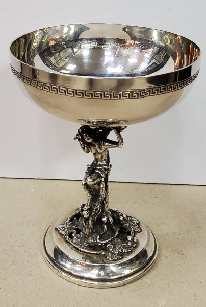 Cupa din argint decorata cu Satire