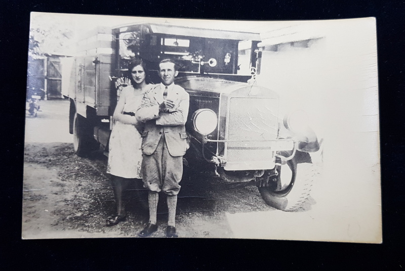 CUPLU IN FATA UNEI CAMIONETE MERCEDES , FOTOGRAFIE TIP CARTE POSTALA , MONOCROMA, PERIOADA INTERBELICA