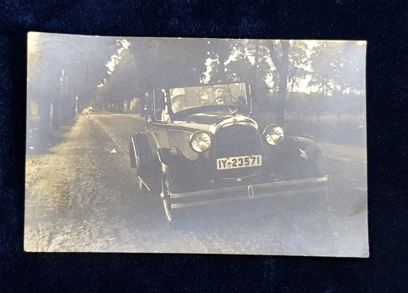 CUPLU IN MASINA DE EPOCA DECAPOTABILA PE UN DRUM DE TARA , FOTOGRAFIE TIP CARTE POSTALA , MONOCROMA, NECIRCULATA , DATATA 1929