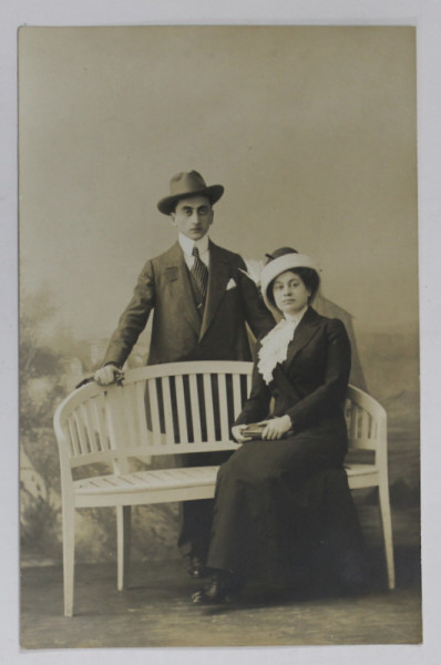 CUPLU IN STUDIO , STUDIO ED. MAYER , ABBAZIA , FOTOGRAFIE TIP CARTE POSTALA , 1912