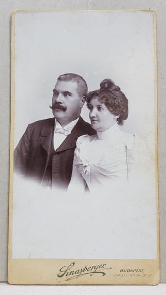 CUPLU POZAND IN STUDIO , FOTOGRAFIE TIP CABINET , STUDIO SINAYBERGER BELA , BUDAPESTA , PE CARTON , DATATA 1902