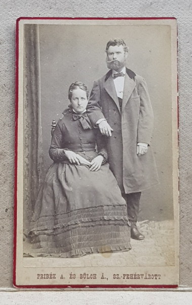 CUPLU POZAND IN STUDIO , FOTOGRAFIE TIP C.D.V. , FOTO PRIBEK si BULCH , SZEKESFEHERVAR, MONOCROMA , CCA . 1900