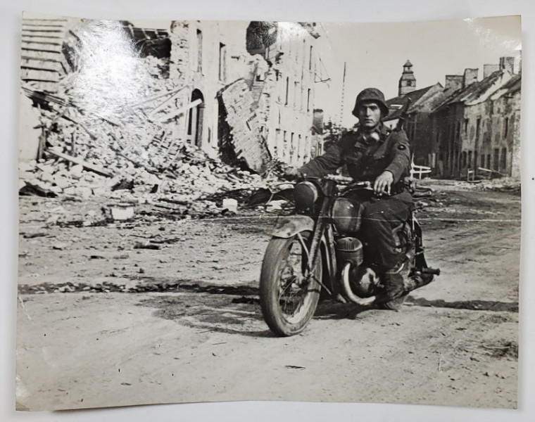 CURIER - MOTOCICLIST GERMAN , IN ORAS DIN NORMANDIA BOMBARDAT DE ANGLO - AMERICANI ,  FOTOGRAFIE DE PRESA , 21.07.1944