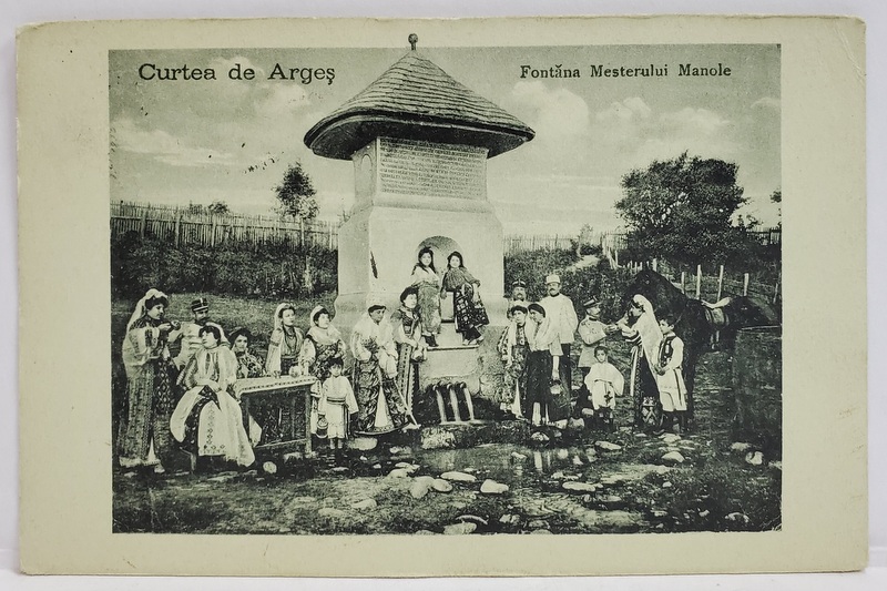 CURTEA DE ARGES , FANTANA MESTERULUI MANOLE , FOTOGRAFIE DE GRUP , MILITARI SI FEMEI IN PORT POPULAR , CARTE POSTALA , 1914