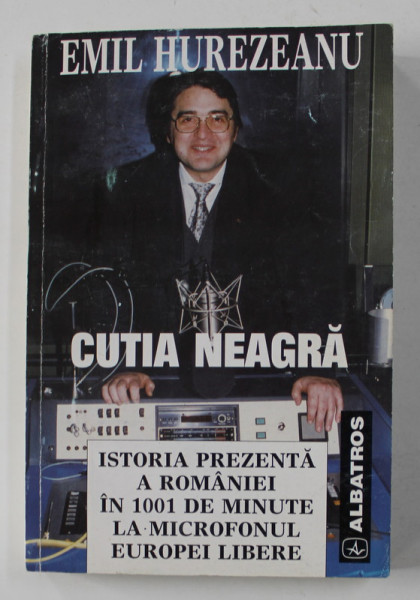 CUTIA NEAGRA - ISTORIA PREZENTA A ROMANIEI IN 1001 DE MINUTE LA MICROFONUL EUROPEI LIBERE de EMIL HUREZEANU , 1997 , DEDICATIE *