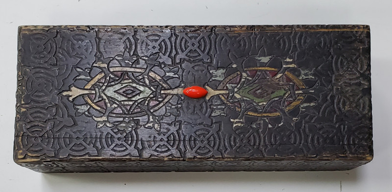 Cutie din lemn, sculptata manual cu motive neoromanesti, Anii 20