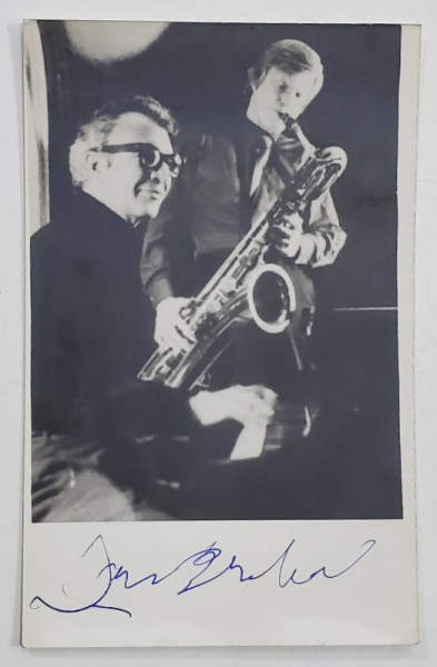 DAVE BRUBECK ( 1920- 2012 ) , MARE PIANIST SI COMPOZITOR AMERICAN si GERRY MULLIGAN ( 1927 -1996 ) SAXOFONIST AMERICAN  , FOTOGRAFIE SEMNATA DE DAVE BRUBECK  LA CLUBUL MAGHIAR , INTRAREA ZALOMIT , BUCURESTI , 1970