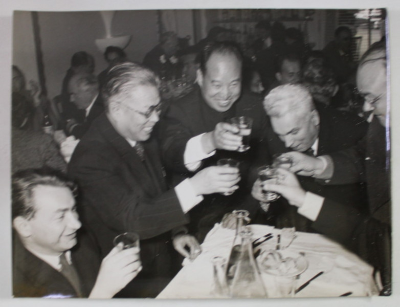 DELEGATI DIN DIVERSE TARI , CIOCNIND UN PAHAR LA MASA , CONGRESUL AL VIII - LEA AL P.C.I. , FOTOGRAFIE DE PRESA , ROMA , 1956