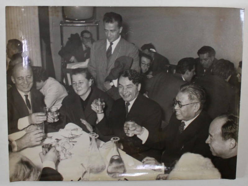 DELEGATI LA CONGRESUL AL VIII - LEA AL P.C.I. , CIOCNIND LA MASA , ROMA , FOTOGRAFIE , 1956