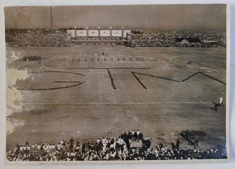 DELEGATIA ROMANA PE STADIONUL DIN PRAGA , RECONSTITUIE INITIALELE LUI TOMAS GARRIGUE MASARYK , PRIMUL PRESEDINTE AL CEHOSLOVACIEI , FOTOGRAFIE MONOCROMA, PE HARTIE LUCIOASA , PREZINTA EXFOLIERI PE PARTEA STANGA* , PERIOADA INTERBELICA