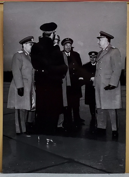 DELEGATIE MILITARA ROMANA IMPREUNA CU OFITERI DE AVIATIE FRANCEZI , FOTOGRAFIE DE GRUP , ANII  '70 - 80