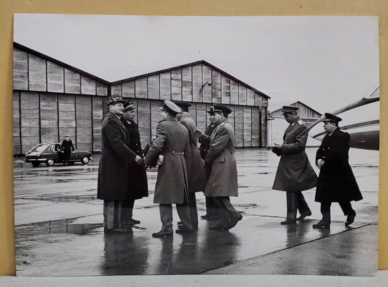 DELEGATIE MILITARA ROMANA IN FRANTA , LANGA UN HANGAR DE AVIOANE , FOTOGRAFIE , ANII '70 - 80