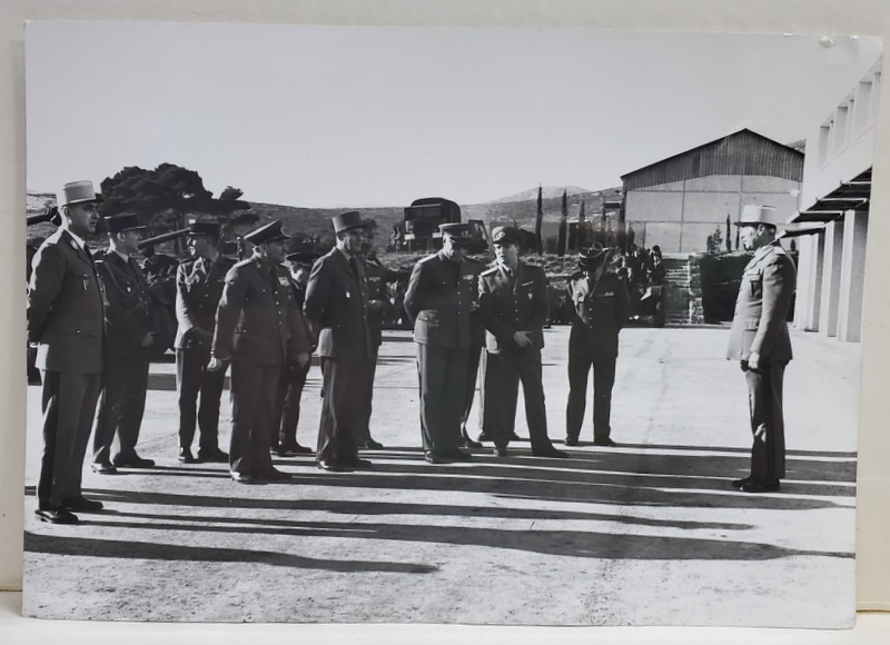 DELEGATIE MILITARA ROMANA IN VIZITA LA O UNITATEA DE ARTILERIE FRANCEZA , FOTOGRAFIE ANII ' 60 - 70