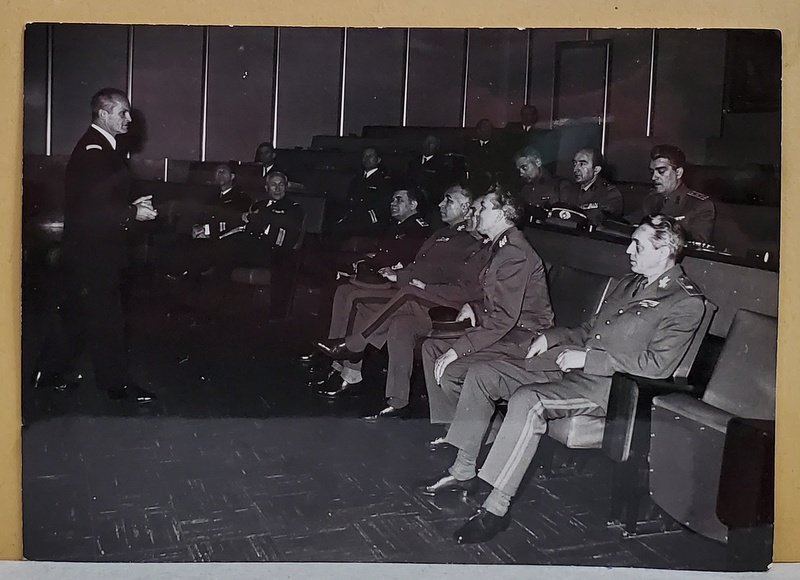 DELEGATIE MILITARA ROMANA , LA O PREZENTARE IN SALA , CU OFITERI FRANCEZI , FOTOGRAFIE , ANII '70 - 80