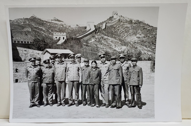 DELEGATIE MILITARA ROMANA SI OFICIALI CHINEZI IN FATA MARELUI ZID CHINEZESC , FOTOGRAFIE DE GRUP , ANII '60 - 70