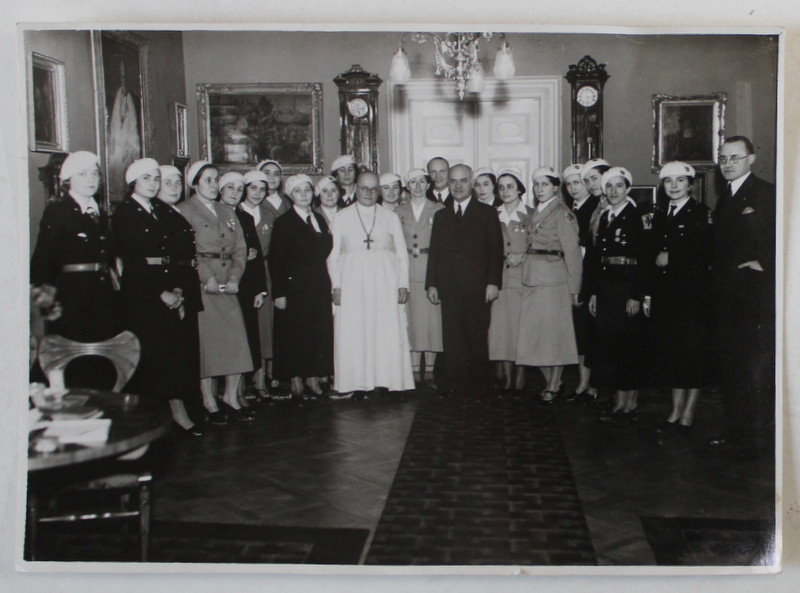 DELEGATIE ROMANA DE COMANDANTE DE  STRAJERI , LA PRAGA , CU UN INAALT PRELAT , FOTOGRAFIE INTERBELICA