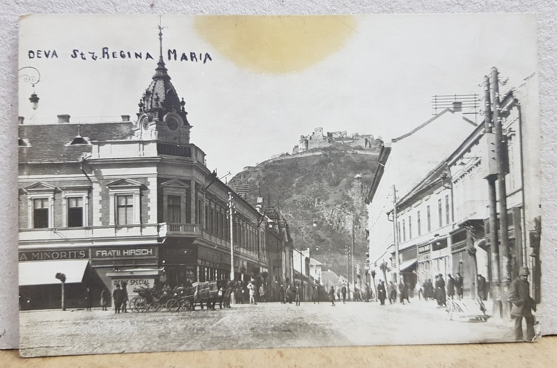 DEVA , STRADA REGINA MARIA , CU VEDERE SPRE CETATE , CARTE POSTALA ILUSTRATA , MONOCROMA, CIRCULATA , DATATA 1925 , PREZINTA O PATA IN PARTEA SUPERIOARA *