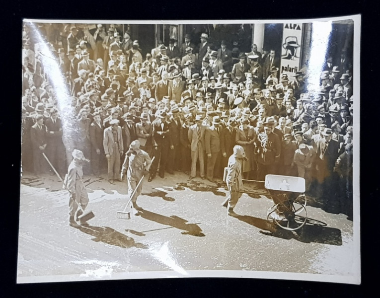 DEZINFECTAREA TERENULUI IN FATA GARII DE NORD , DUPA SIMULAREA UNUI ATAC AERIAN , FOTOGRAFIE DE IOSIF BERMAN , MONOCROMA, PERIOADA INTERBELICA