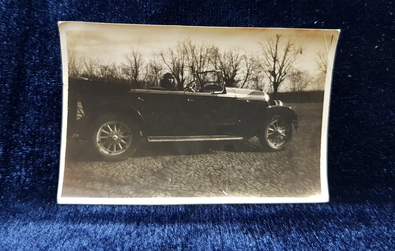 DOAMNA CONDUCAND UN AUTOMOBIL DE EPOCA DECAPOTABIL LA SOSEA , FOTOGRAFIE MONOCROMA, FORMAT MIC , PERIOADA INTERBELICA