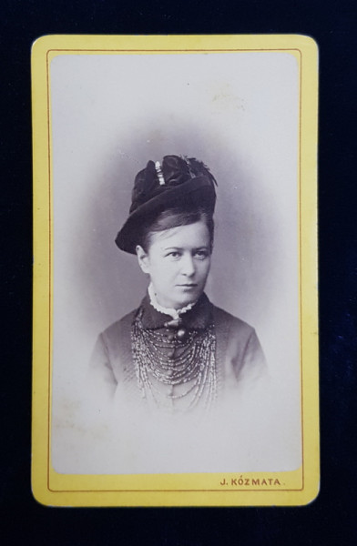 DOAMNA CU PALARIE , POZAND IN STUDIO , FOTOGRAFIE TIP C.D.V. , PE HARTIE LUCIOASA , LIPITA PE CARTON , CCA . 1900
