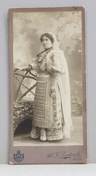 DOAMNA IN COSTUM POPULAR POZAND IN STUDIO , FOTOGRAFIE TIP CABINET , STUDIO M. K. DUDINSKY , CRAIOVA , CCA . 1900