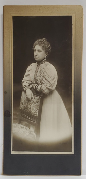 DOAMNA LANGA SCAUN , FOTOGRAFIE IN STUDIO , CCA. 1900