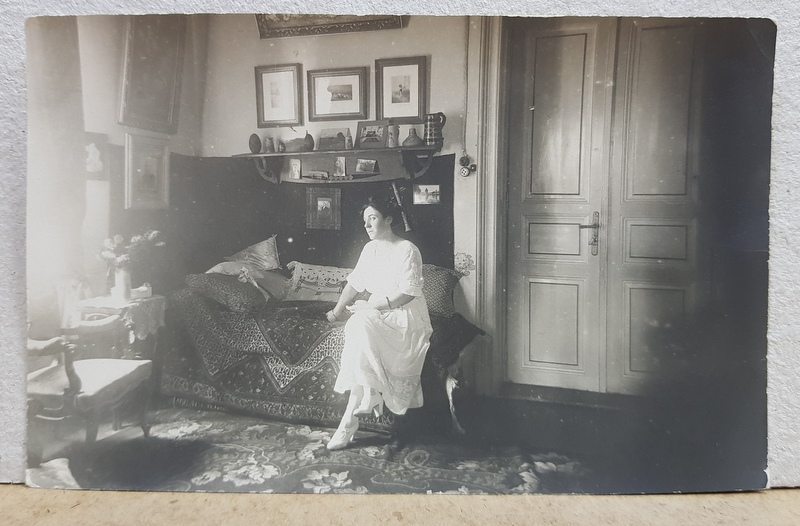 DOAMNA PE CANAPEA IN INTERIORUL UNEI LOCUINTE INTERBELICE , FOTOGRAFIE TIP CARTE POSTALA , MONOCROMA, NECIRCULATA , PERIOADA INTERBELICA