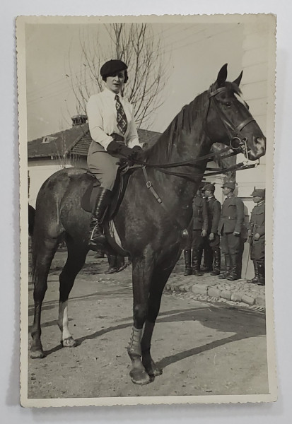 DOAMNA STEFANIA CAPITAN GEORGESCU , PE CALUL GAETAN , FOTO M. VESA , 1935