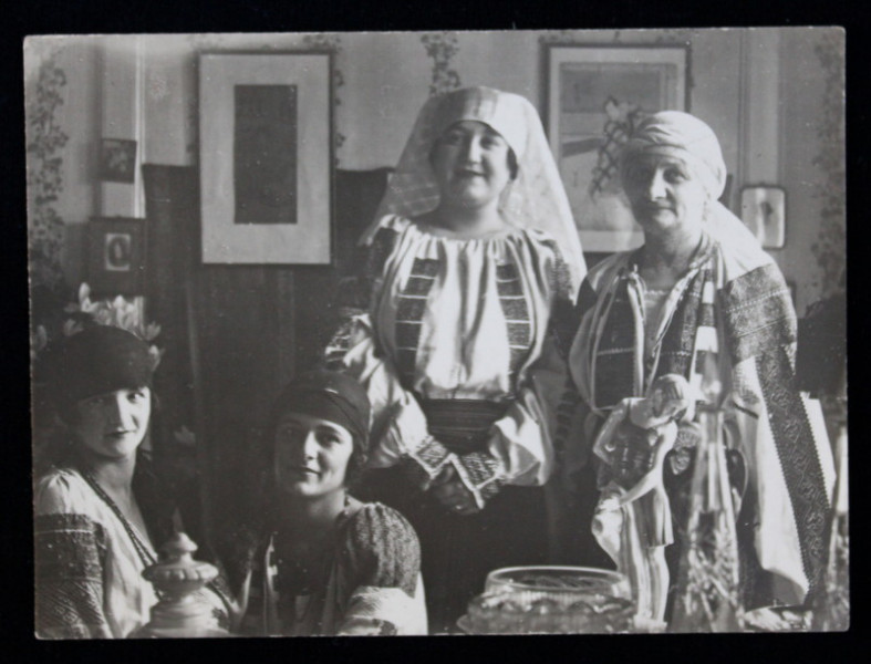 DOAMNE IN COSTUME POPULARE , POZAND IN INTERIOR , SOCIETATEA PRINCIPELE MIRCEA , FOTOGRAFIE MONOCROMA, PE HARTIE LUCIOASA , DATATA 1927