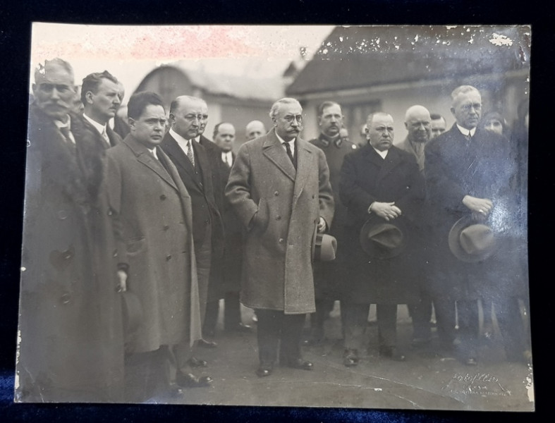 ALEXANDRU VAIDA VOIEVOD  INTR - UN GRUP DE OFICIALITATI , FOTOGRAFIE FOTO  - FILM , CLUJ  , MONOCROMA, PERIOADA INTERBELICA , PREZINTA URME DE UZURA SI PETE IN PARTEA SUPERIOARA *