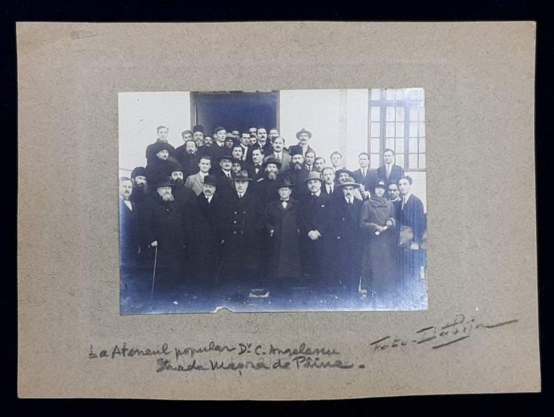 DOCTORUL C. ANGELESCU LA ATENEUL POPULAR DIN STRADA MASINA DE PAINE , FOTOGRAFIE DE GRUP , FOTO DABIJA - BUCURESTI , FOTOGRAFIE CU PASPARTU , PERIOADA INTERBELICA , PREZINTA UN FRAGMENT LIPSA IN PARTE INFERIOARA A POZEI *